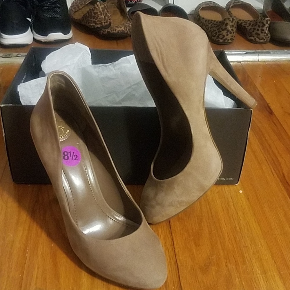 BCBG taupe heels 8.5